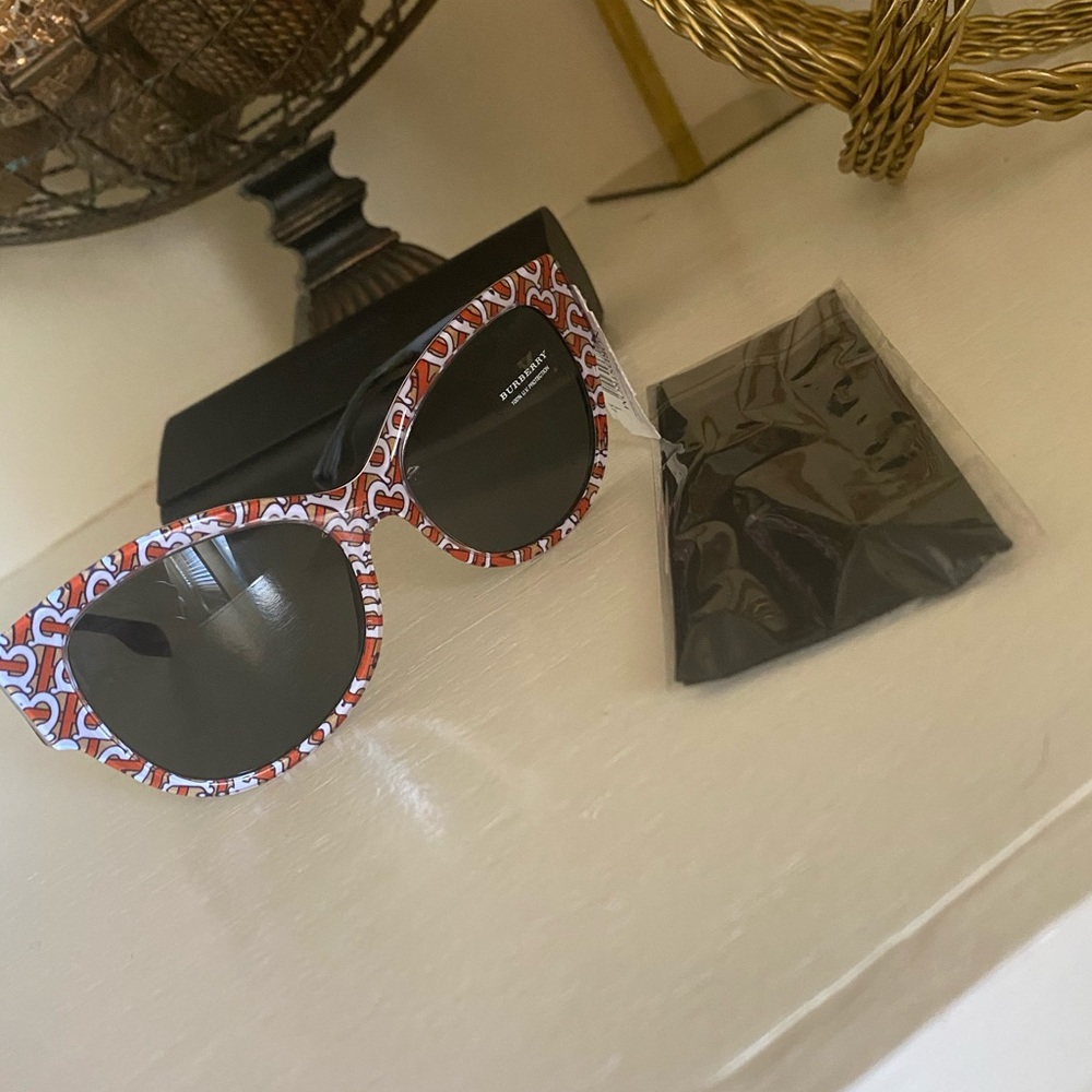 Sold❌Burberry 54mm Butterfly sunglasses 🔥 - Picture 3 of 16